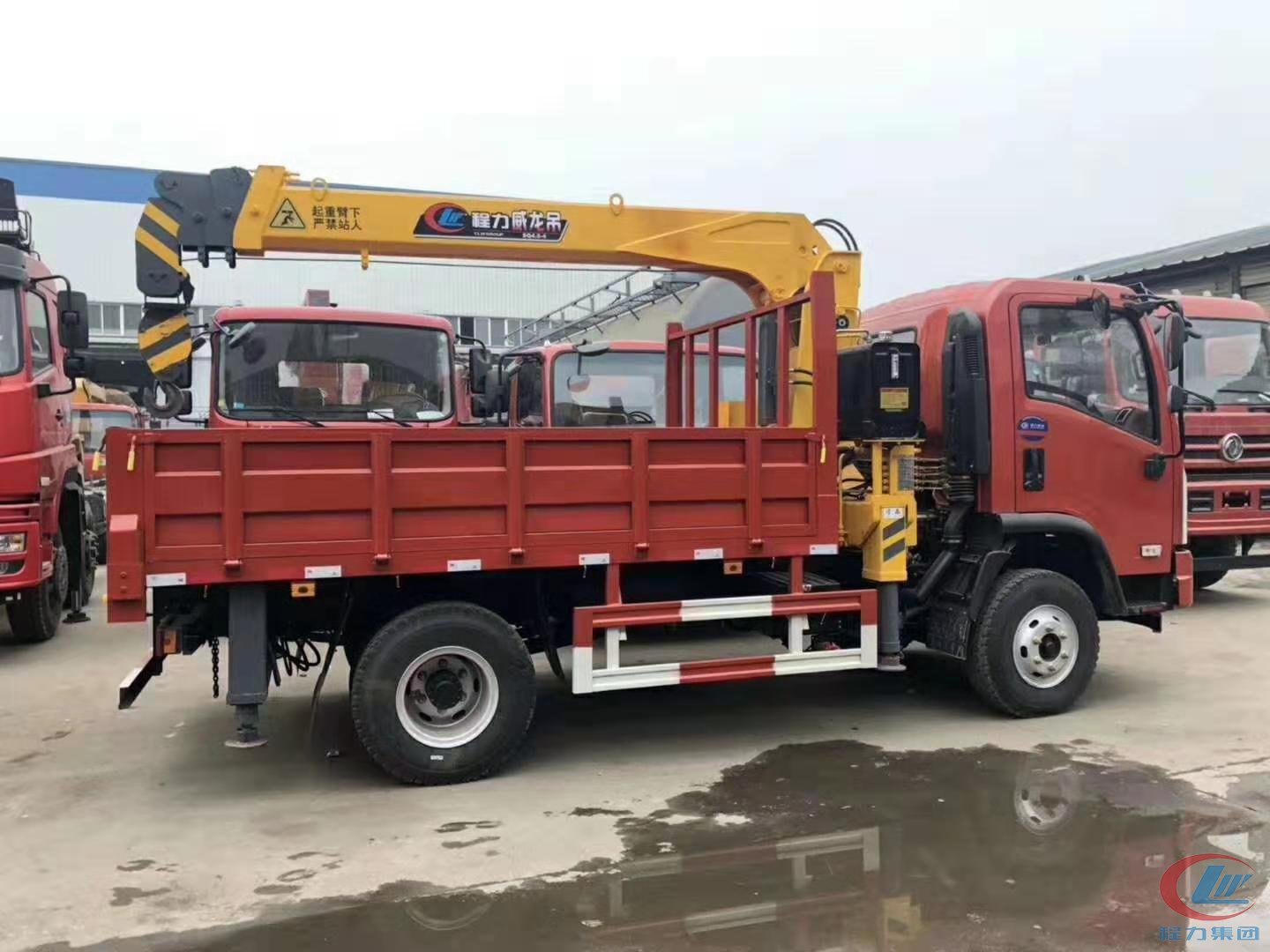 湖北程力大運(yùn)5噸隨車(chē)吊側(cè)面圖