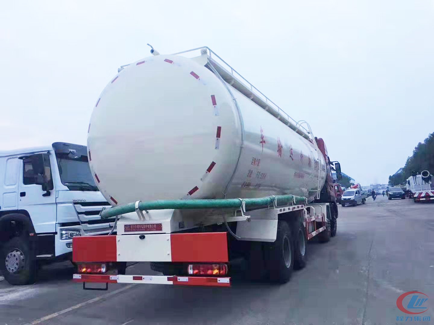 重汽斯太爾40方粉粒物料運輸車