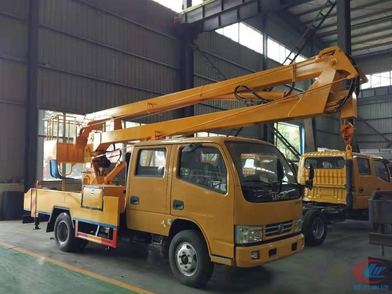 程力集團(tuán)東風(fēng)14米高空作業(yè)車(chē)側(cè)面圖