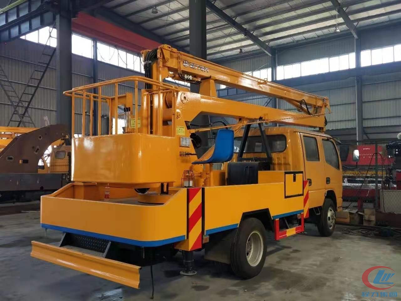 東風(fēng)多利卡D6高空作業(yè)車(chē)雙排駕駛室