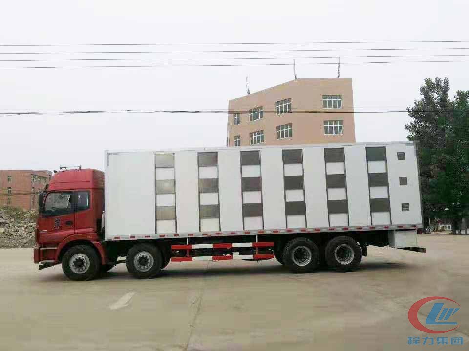 福田歐曼前四后八9.6米運(yùn)豬車(chē)