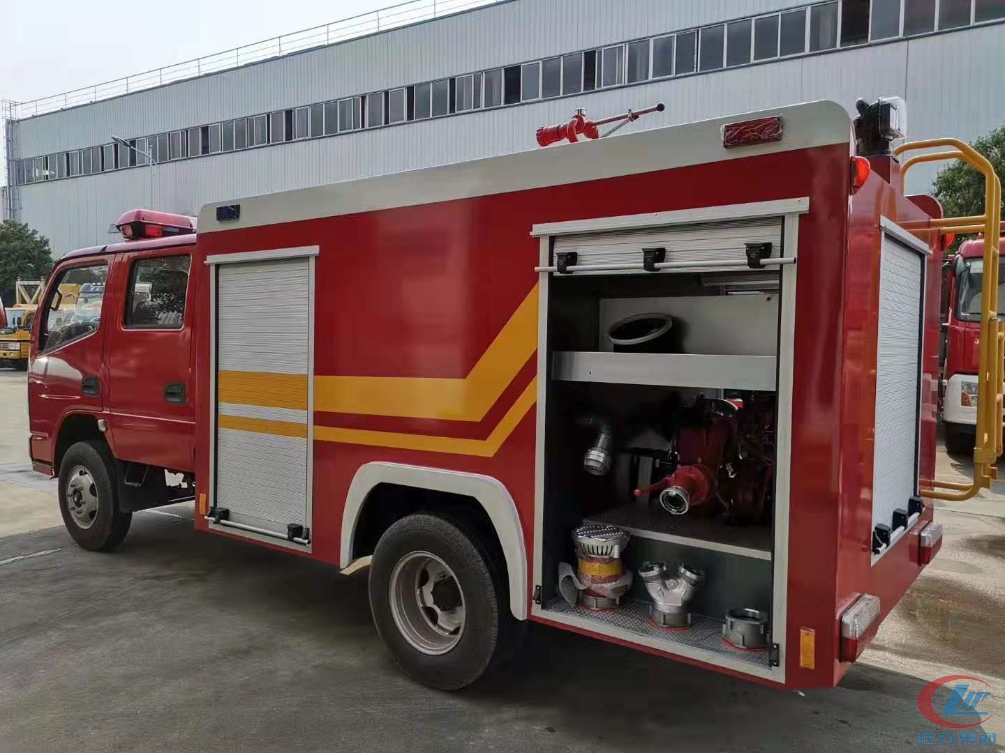 東風(fēng)多利卡水罐消防車(chē)側(cè)面圖