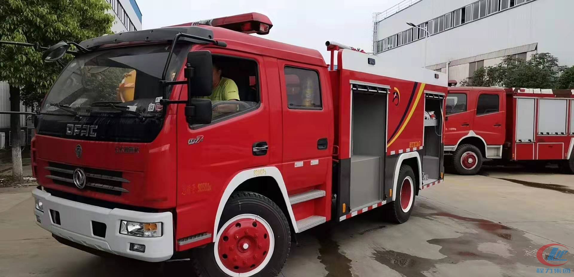 程力東風多利卡水罐消防車側(cè)面圖