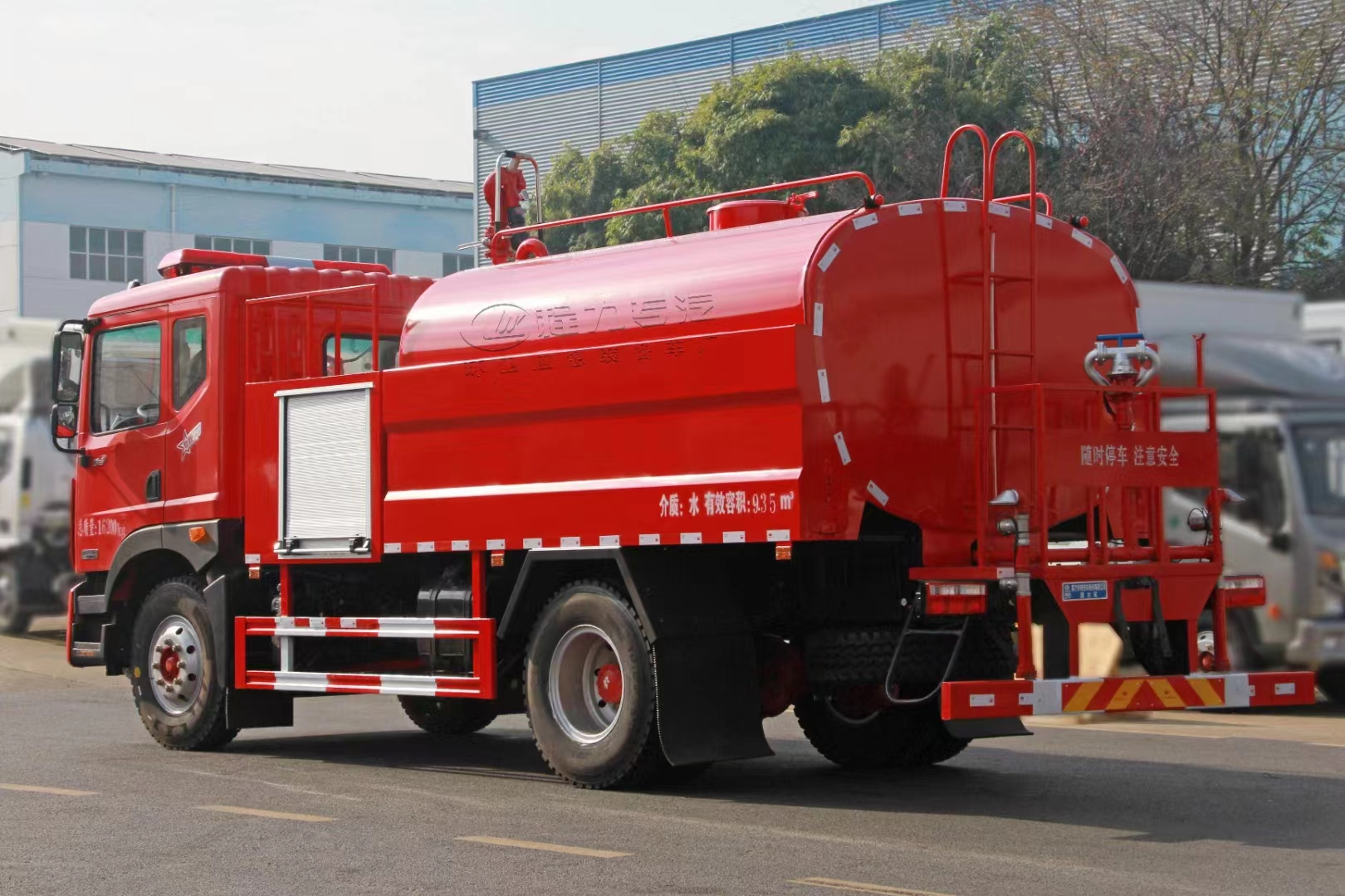 10方東風多利卡D9消防灑水車尾部照片