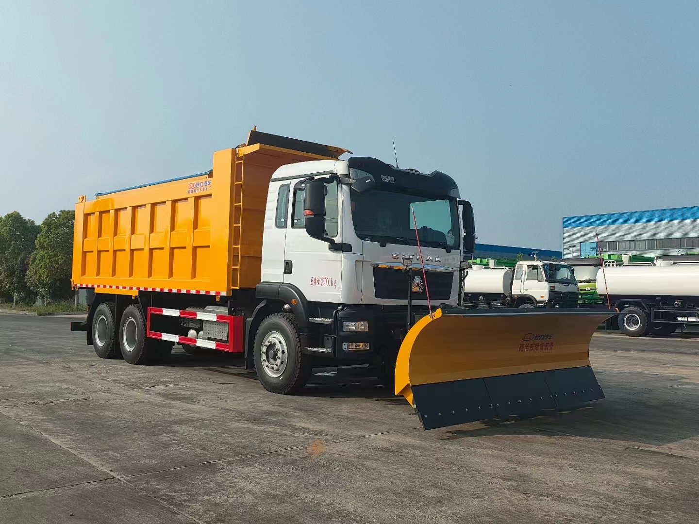 程力后雙橋除雪車帶融雪撒布機+雪鏟