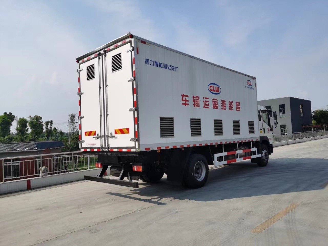程力牌國六重汽豪沃智能恒溫畜禽運(yùn)輸車