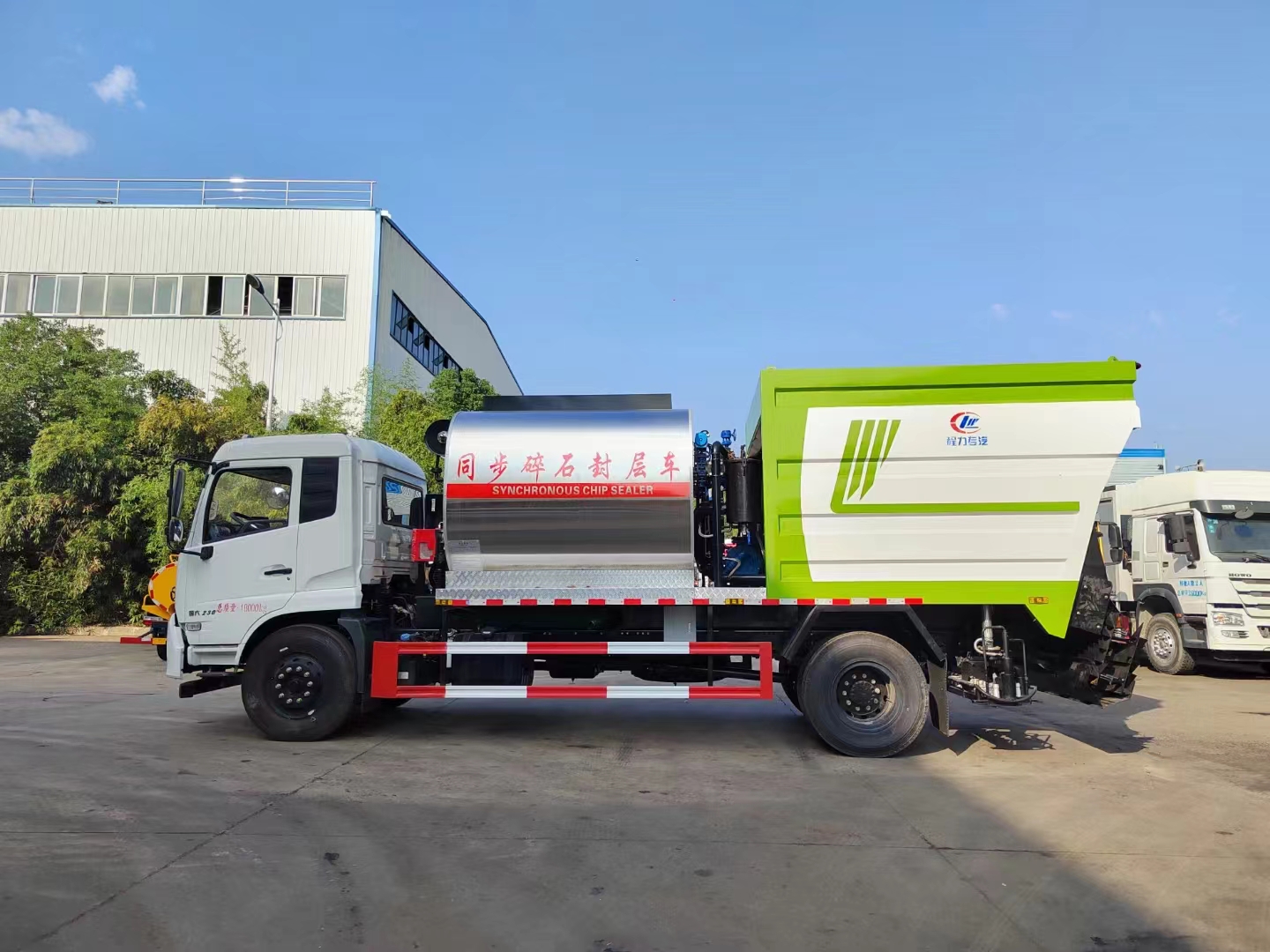 國六東風天錦8方的石料倉同步碎石封層車