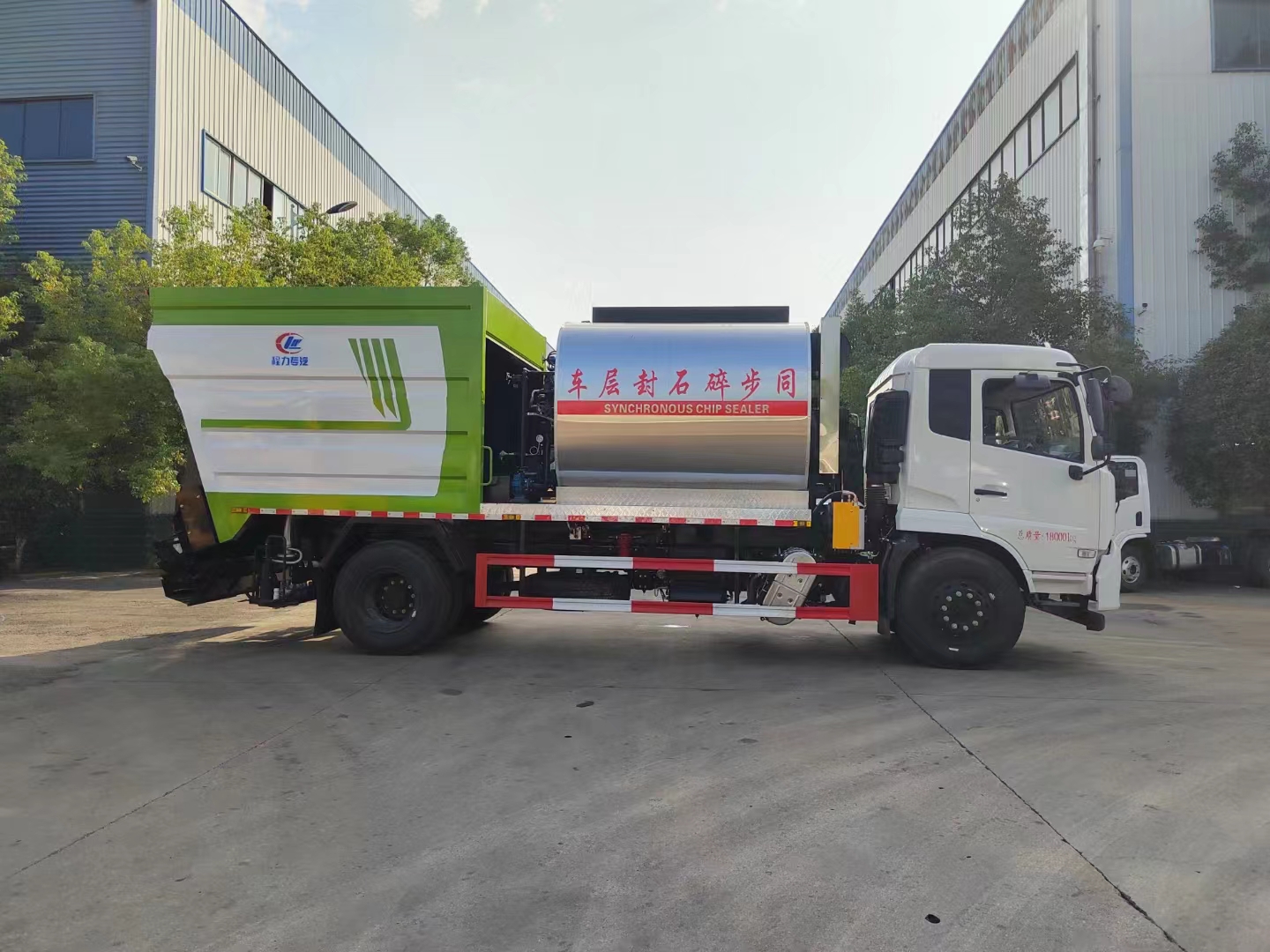 國六東風天錦8方的石料倉同步碎石封層車