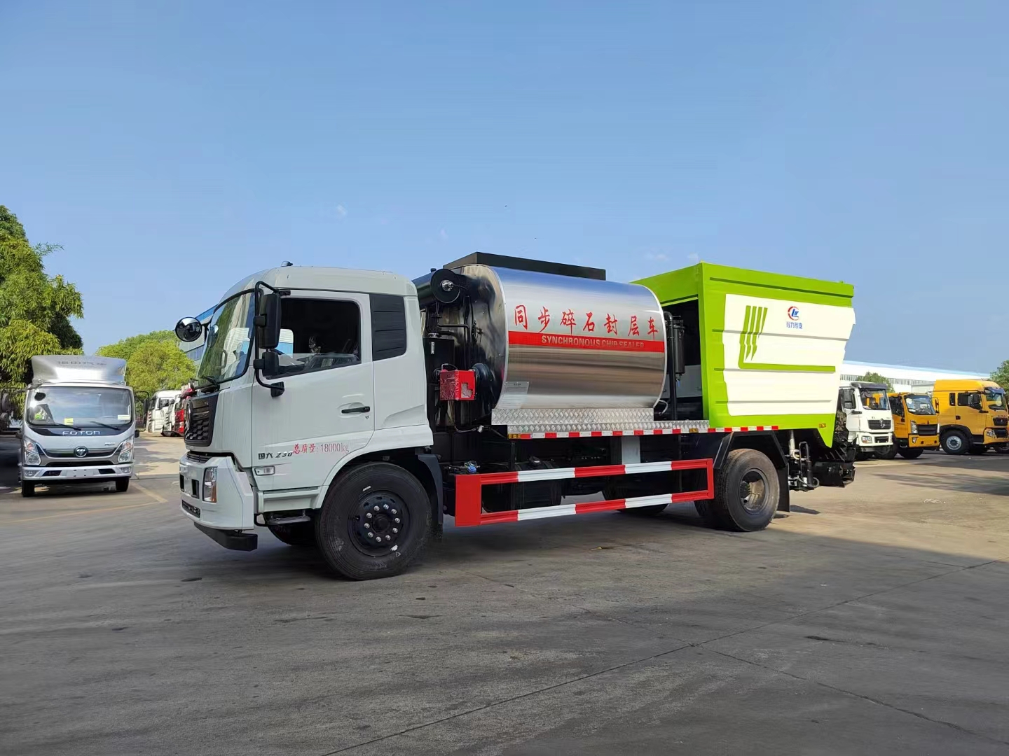 東風天錦8方的石料倉同步碎石封層車