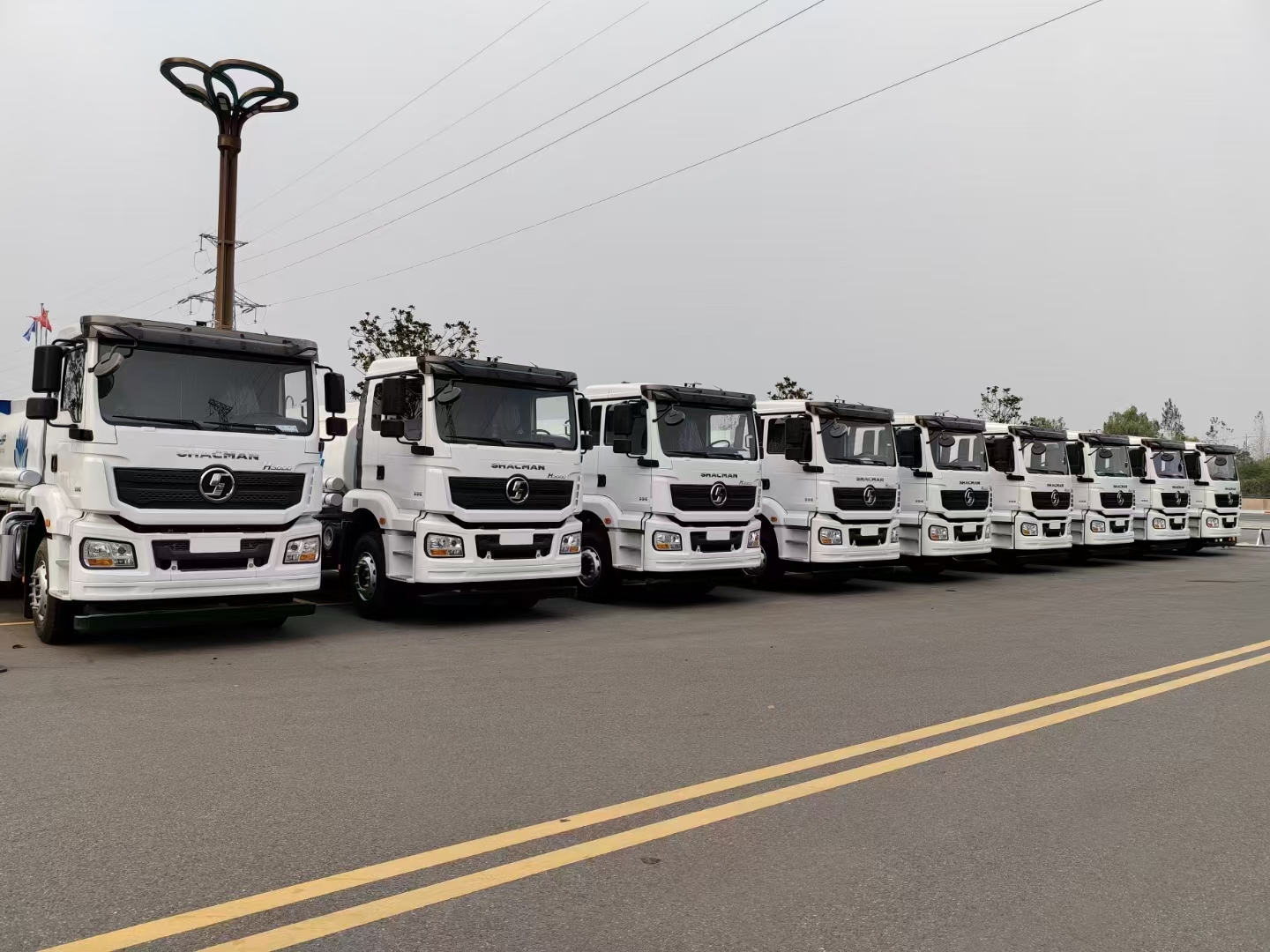 程力汽車(chē)集團(tuán)陜汽德龍灑水車(chē)批量訂單